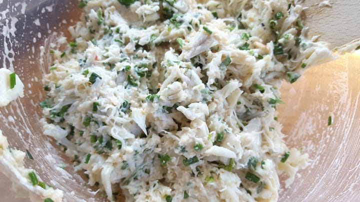 the crab meat mixed with the herbs, lemon juice, mayonnaise and bread crumbs