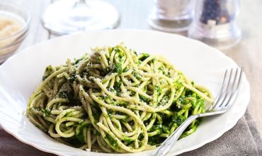 Spaghetti with Spinach Sauce