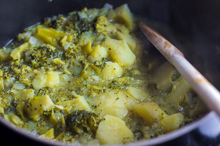 https://www.errenskitchen.com/wp-content/uploads/2014/04/creamy-broccoli-soup-1-of-1-8.jpg