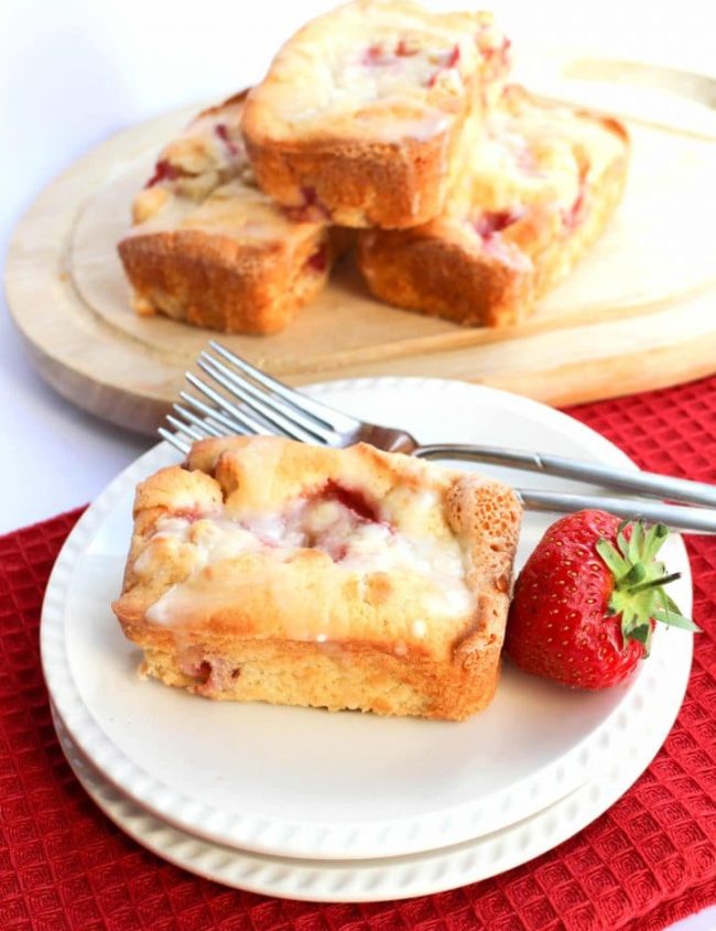 strawberry drizzle cakes