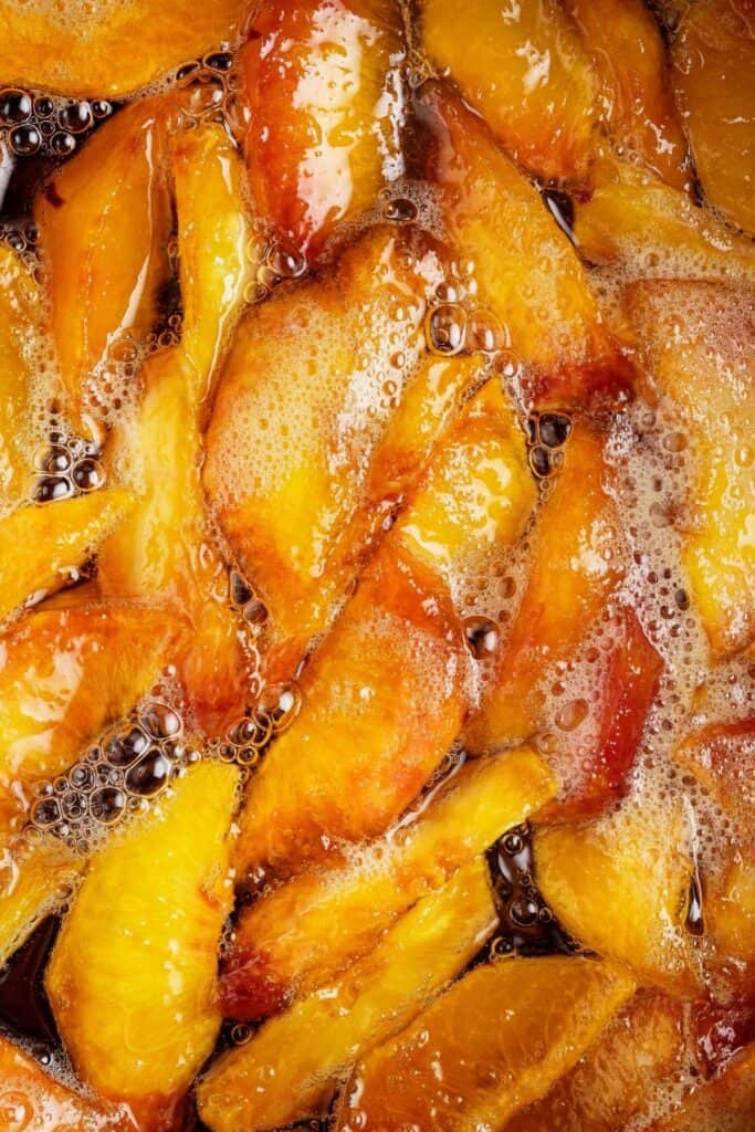 los melocotones para melocotones y crema cocinar en una sartén