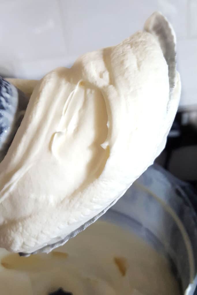 crema batida en la cuchilla de un procesador de alimentos