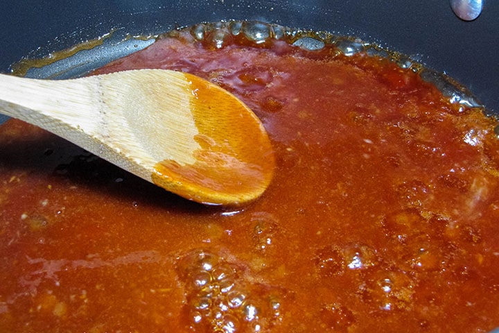 Sauce for barbecued sticky glazed ribs in a pan