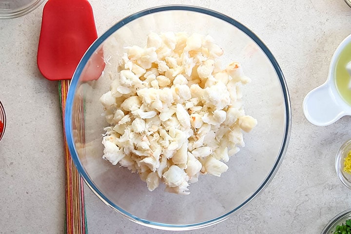A glass bowl with white lump crab meat