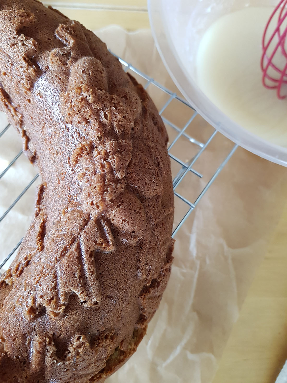 A close up of the cake on a cooling rack showing the detail the autumn pattern pan gives the cake