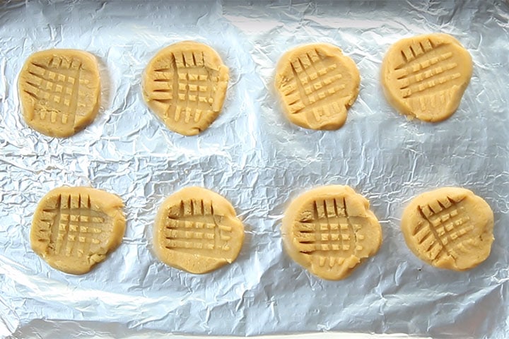 A baking tray with the cookies ready to bake