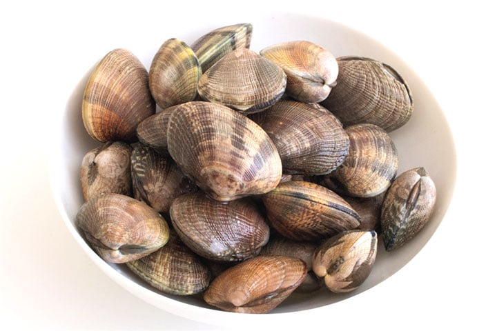 A bbowl of freshly cleaned clams.