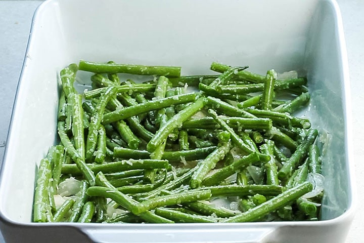 All of the ingredients tossed with the green beans in the pan