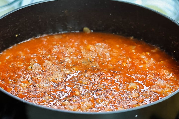 The tomato sauce seasoned with salt and pepper