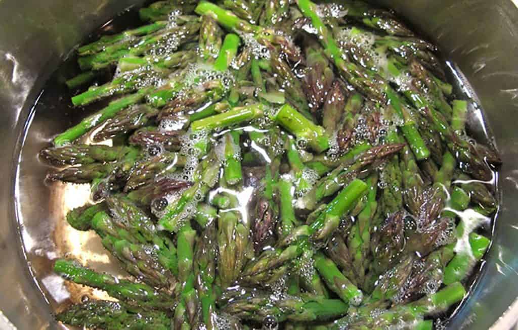 cooked asparagus in cold water