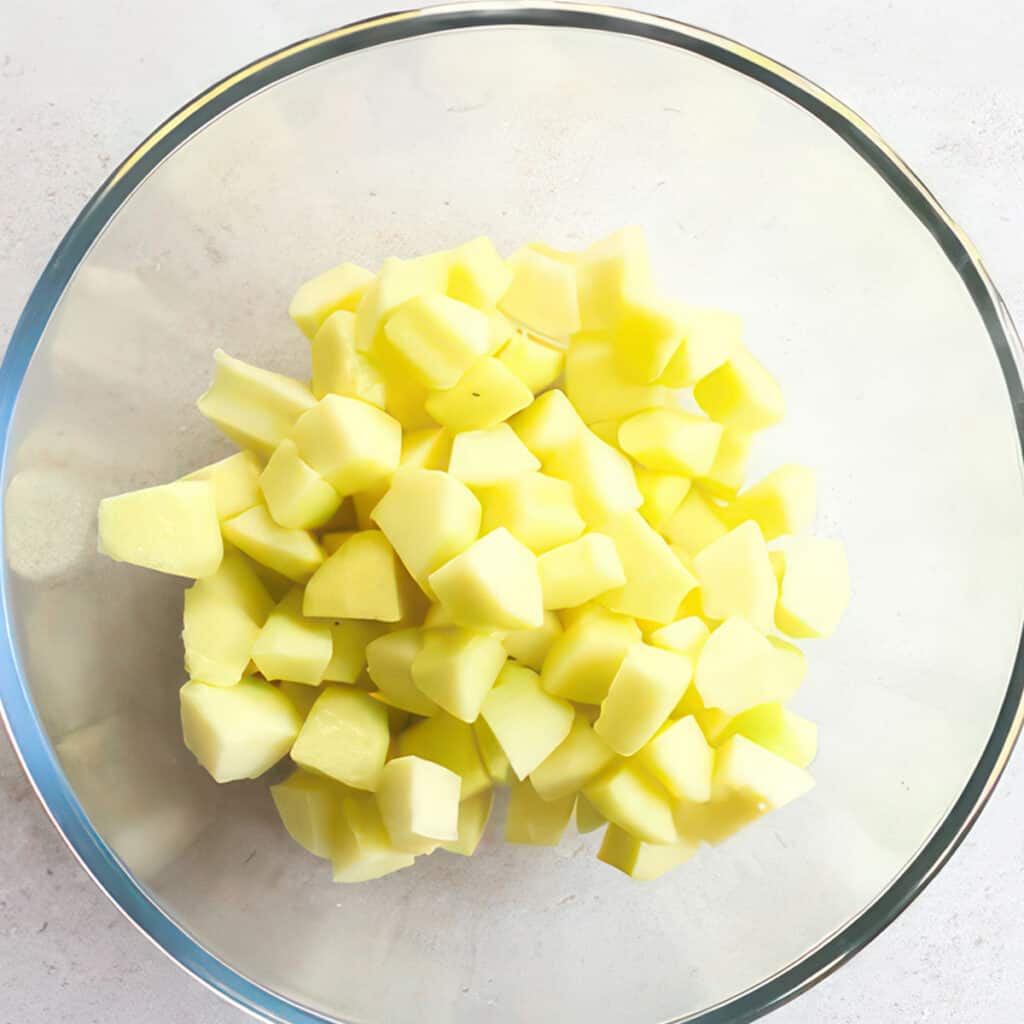 the cut apples in a glass bowl coated in lemon juice.