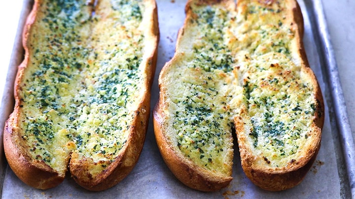 The crispy garlic bread ready to serve