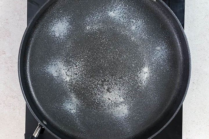 Spray oil covering the pan