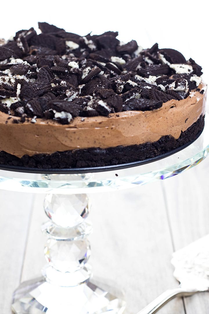 no bake Oreo cheesecake on a cake stand