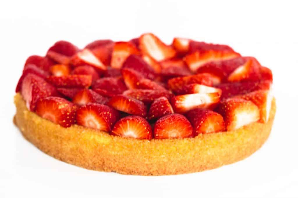a layer of Lemon Sponge Cake covered in sliced strawberries
