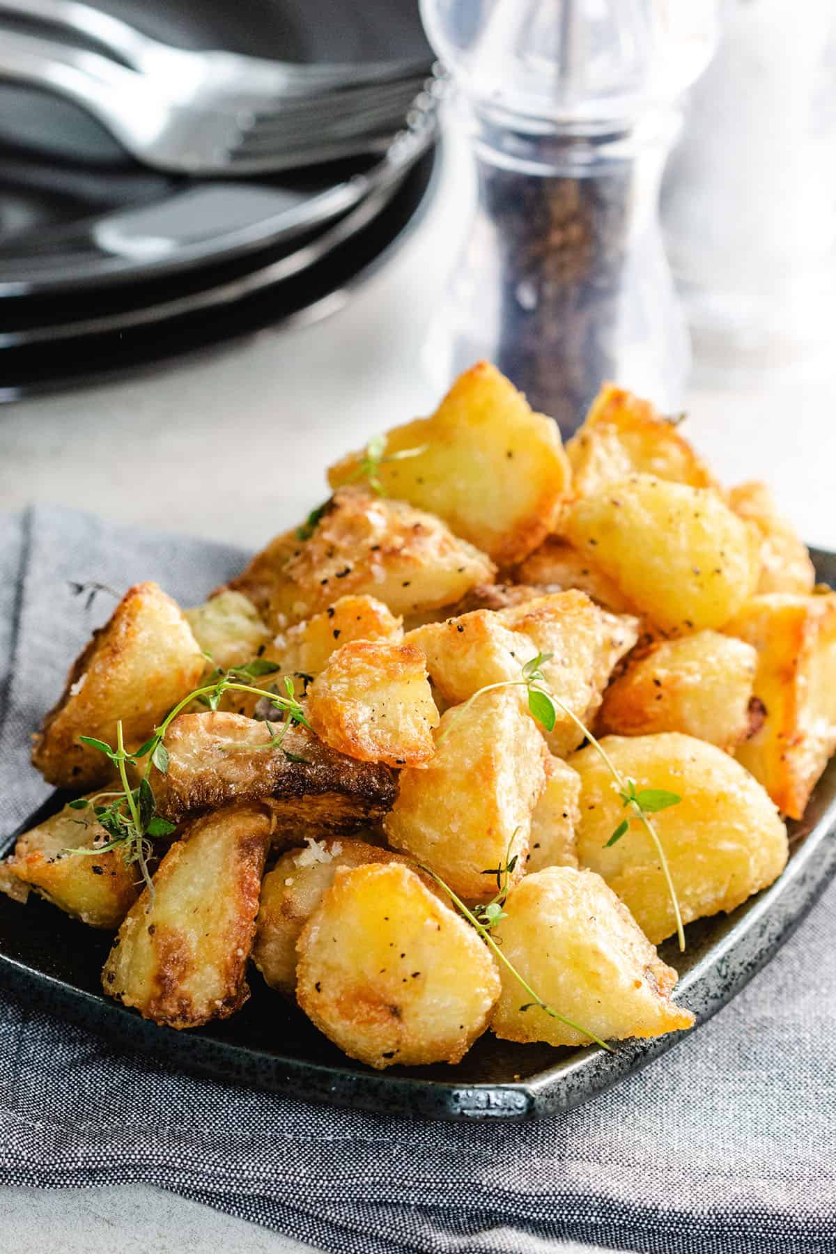 Приготовить картошку в духовке вкусно без мяса. Картошка в духовке. Печеный картофель. Картошка в духовке запеченная. Печёный картофель в духовке.