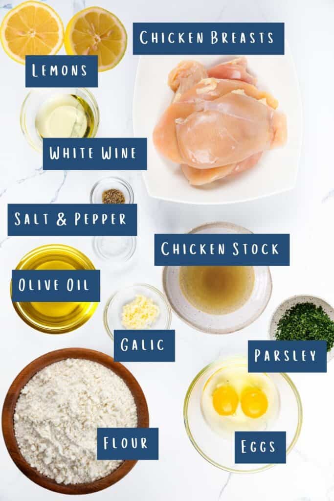 todos los ingredientes para Chicken Francaise dispuestos sobre una mesa