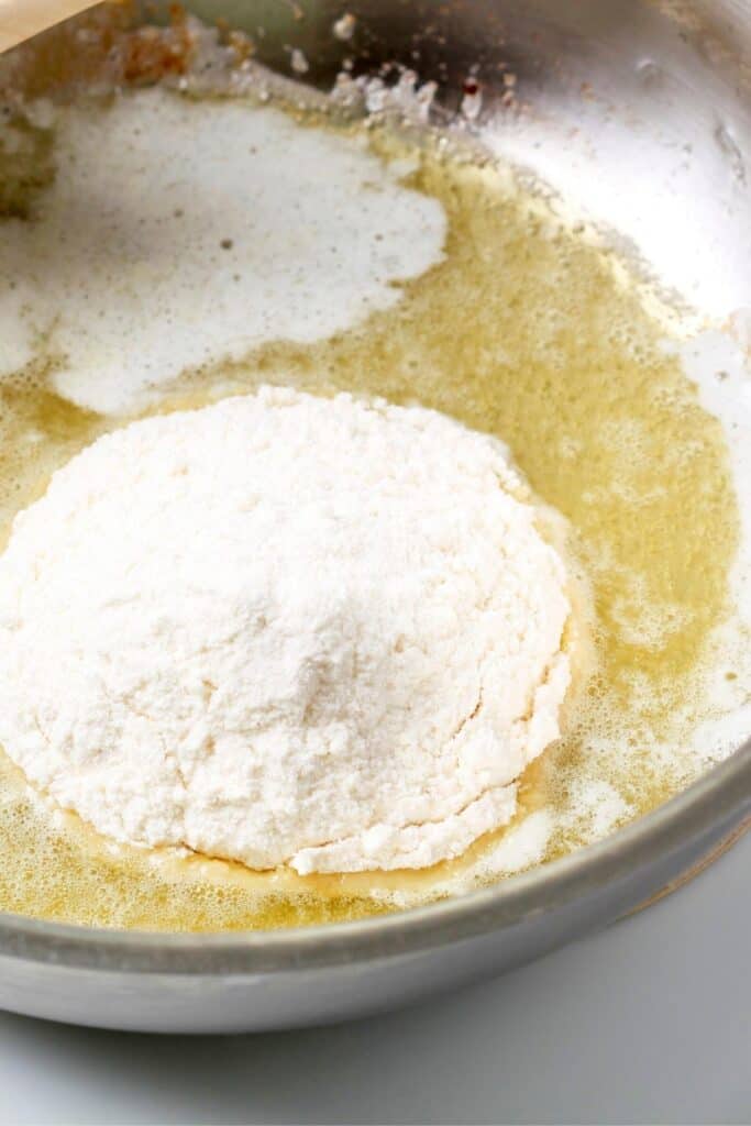 harina añadida a la mantequilla derretida en un bol