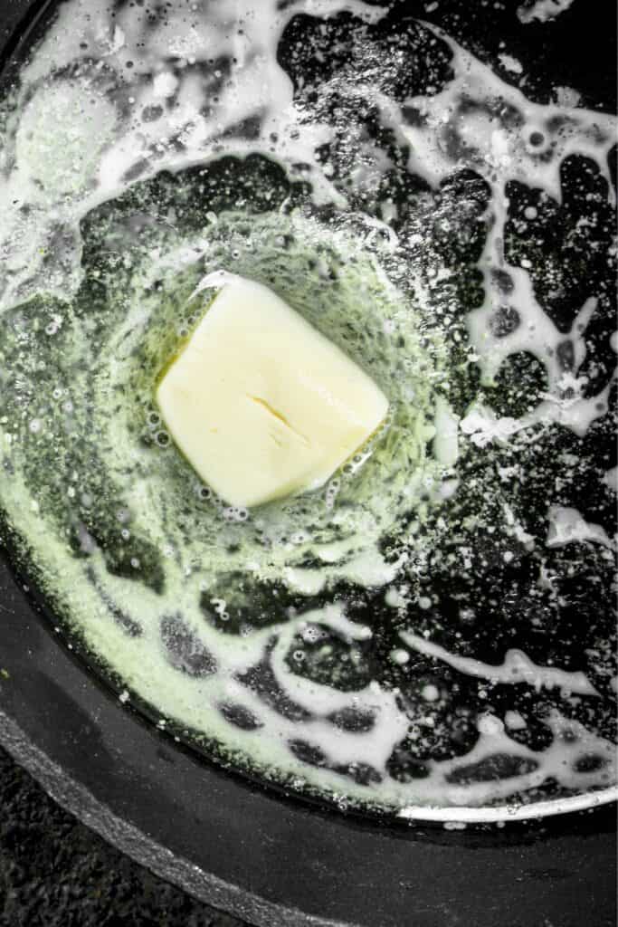 mantequilla y aceite derritiéndose en una sartén