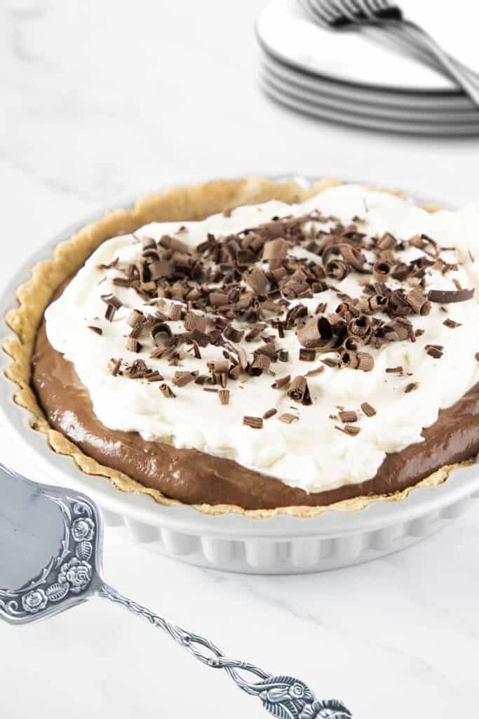 the completed chocolate pudding pie ready to serve
