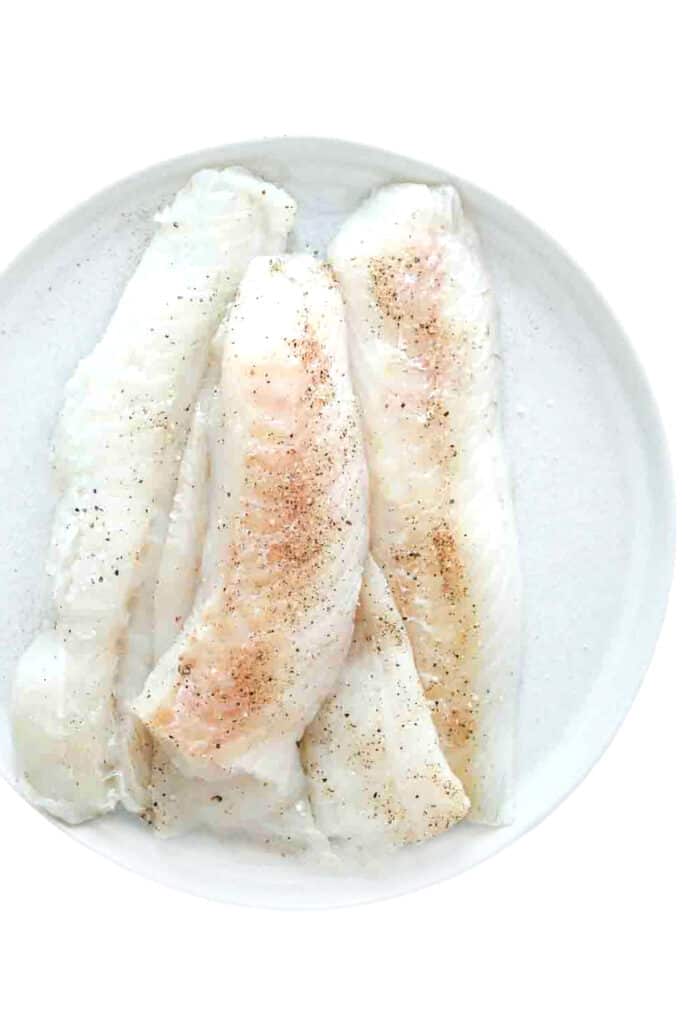 filetes de pescado sazonados en un plato