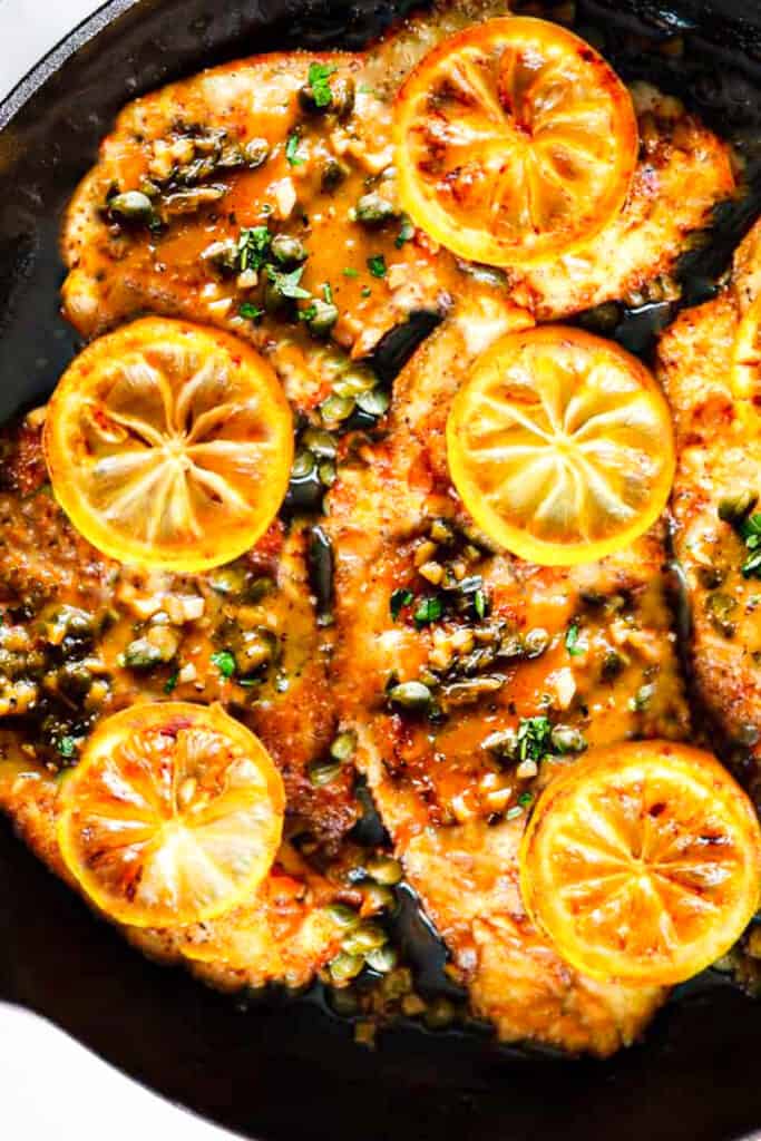 Lemon Fish Piccata con guarnición de limón y alcaparras