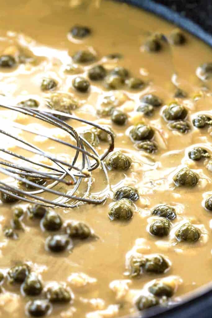 La salsa preparada para Lemon Fish Piccata con alcaparras