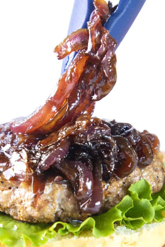 cebollas de hamburguesa colocadas en una hamburguesa