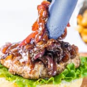 una hamburguesa cubierta con cebollas de hamburguesa
