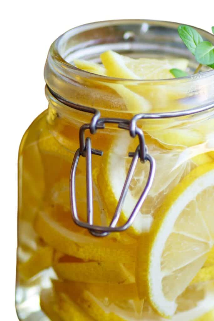 jarabe simple en un frasco de limones en rodajas