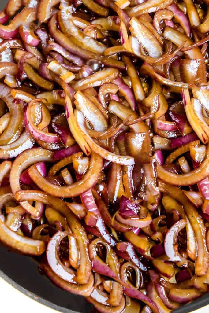 una cacerola de Burger Onions caramelizadas