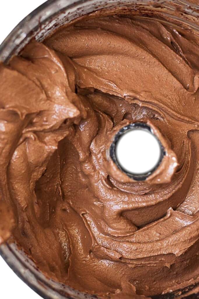 un tazón de procesador de alimentos con una mezcla espesa de helado de chocolate