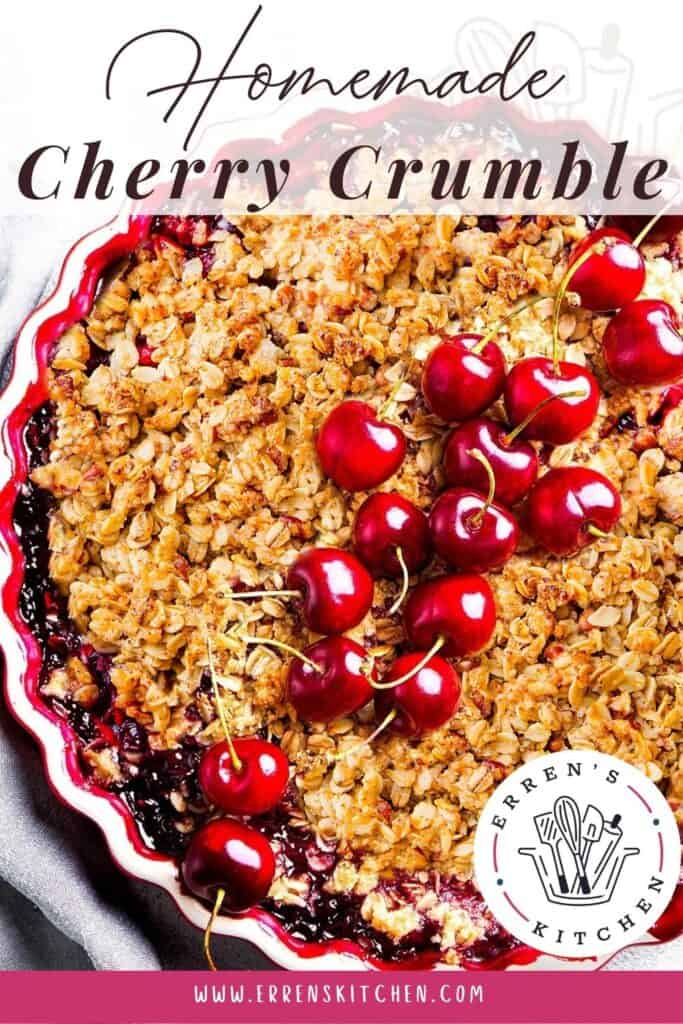 cerezas frescas encima de un crumble de cerezas