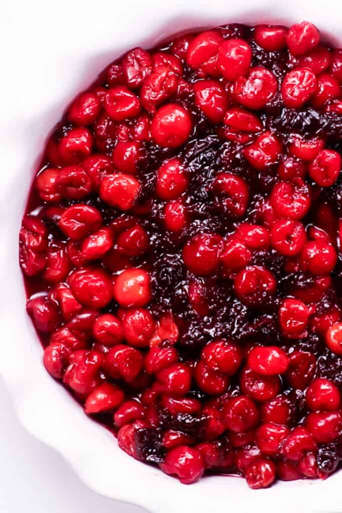 un plato de pastel con relleno de cereza.