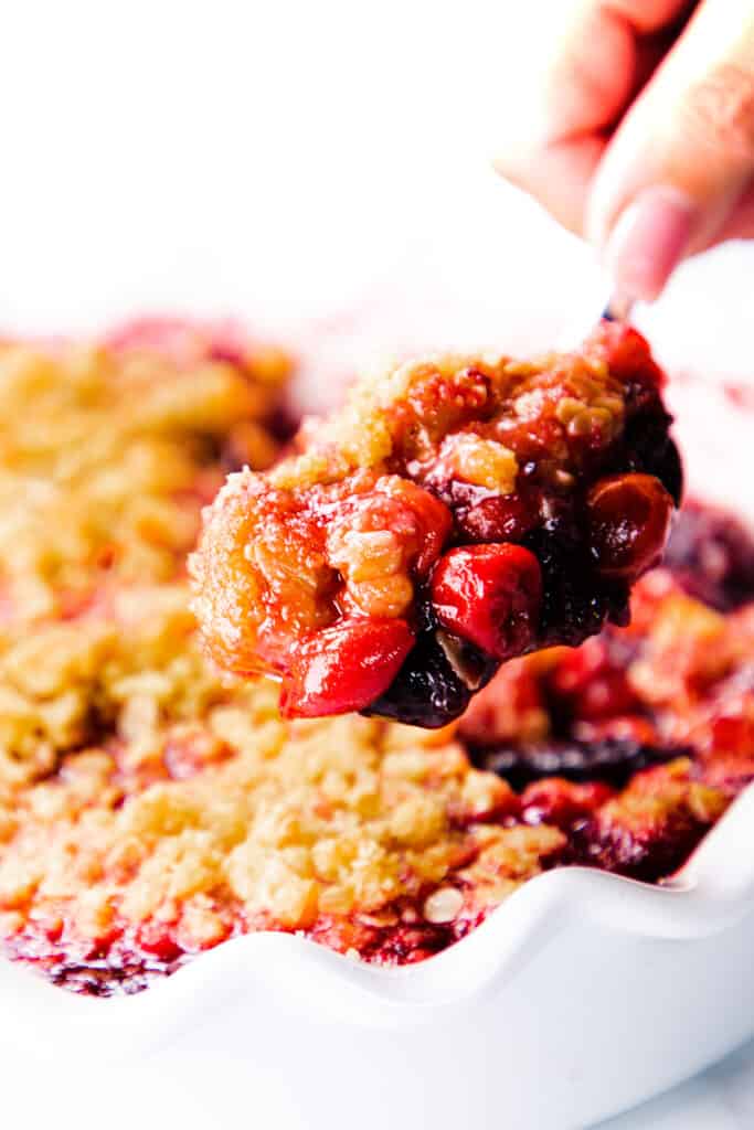se sirve una cucharada de crumble de cereza