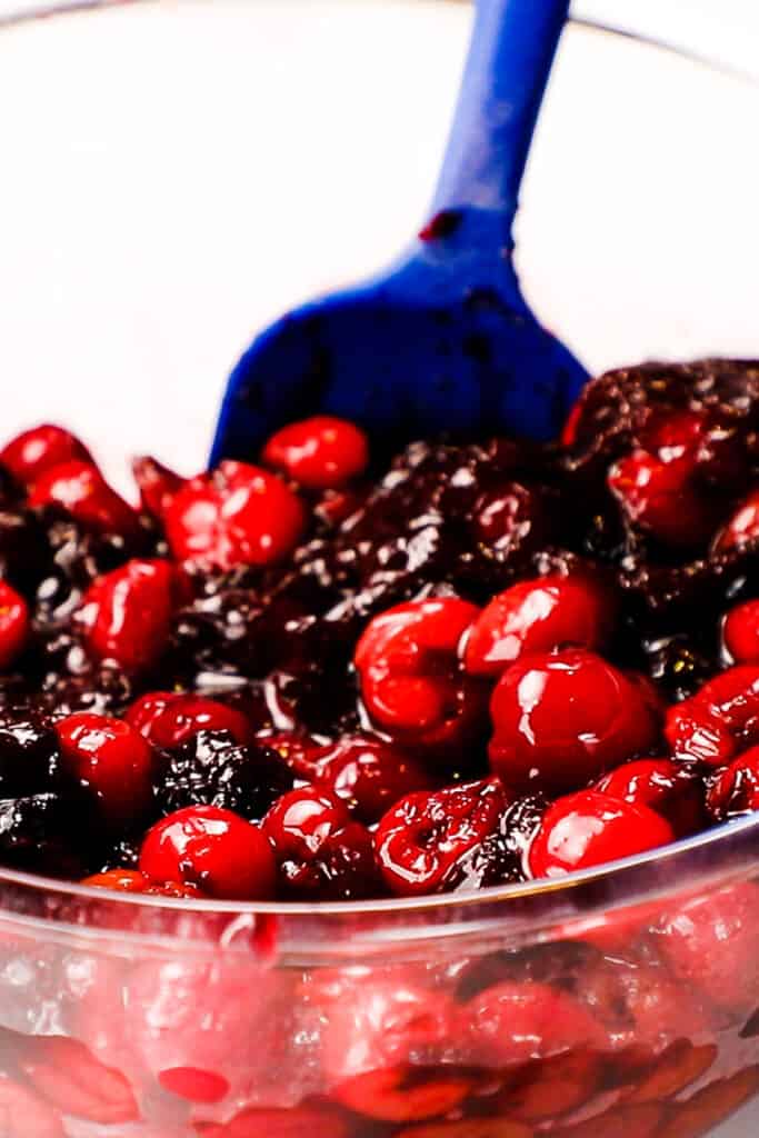 cerezas y mermelada en un tazón