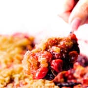 se sirve una cucharada de crumble de cereza