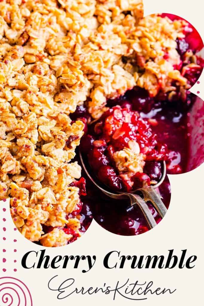 Crumble de cerezas sresh con dos cucharas
