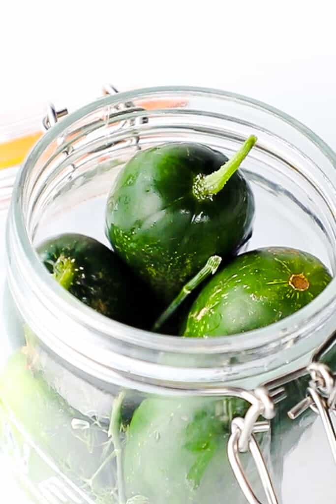 pepinos en un tarro de cristal