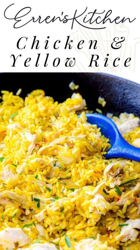 una olla llena de pollo y arroz amarillo