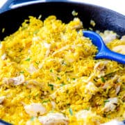 una cacerola llena de pollo y arroz amarillo