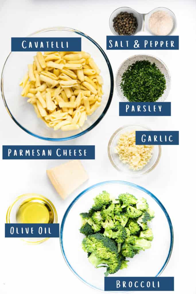 todos los ingredientes para cavatelli y brócoli dispuestos sobre una mesa