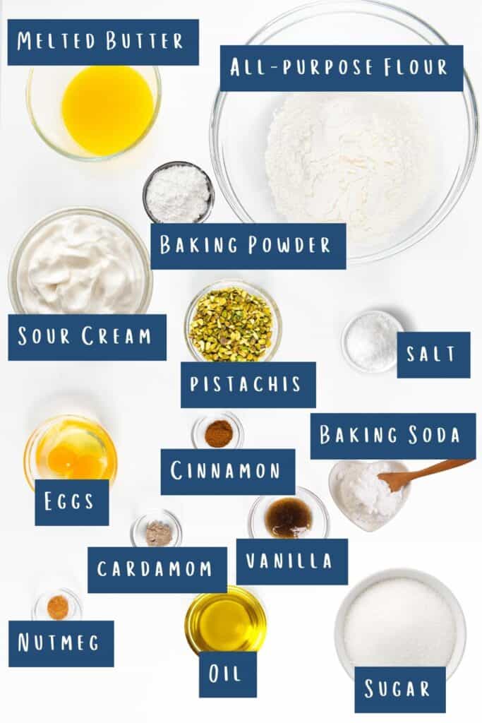 todos los ingredientes para muffins de pistacho dispuestos sobre una mesa