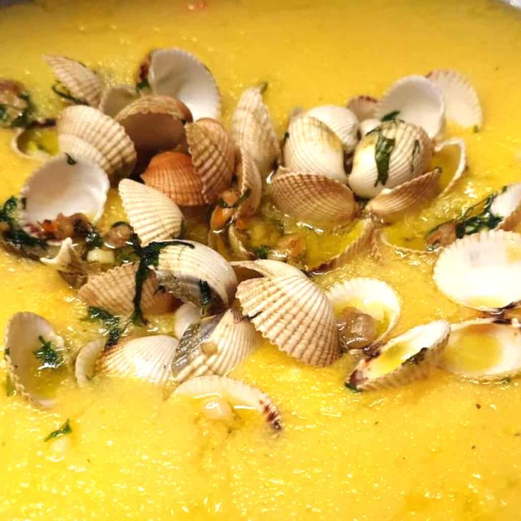 a Pot of Xerem soup with clams