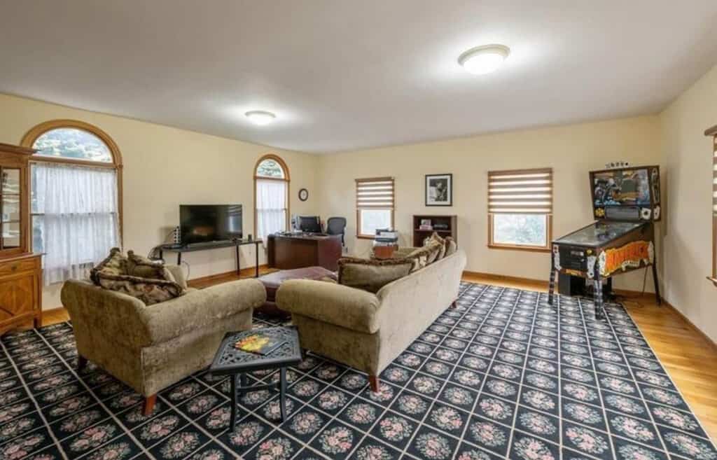 a dated room with 90s décor.