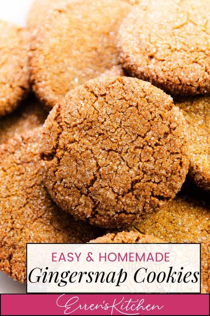 Tampilan dekat Kue Gingersnap berwarna coklat keemasan dengan permukaan yang retak dan manis. Teks di bagian bawah berbunyi: "Kue Gingersnap Mudah & Buatan Sendiri. Dapur Erren.