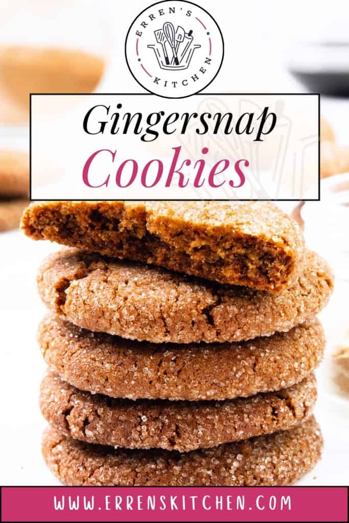 Setumpuk kue jahe, dengan kue bagian atas dipecah menjadi dua untuk memperlihatkan bagian dalamnya yang lembut. Gambar menampilkan teks: "kue jahe" Dan "www.errenskitchen.com." Sempurna untuk semua pecinta kue!.