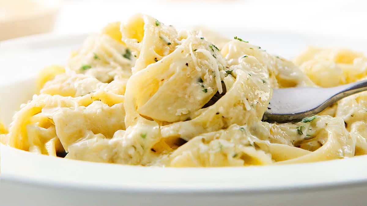 One Pot Creamy Garlic Fettuccine Alfredo